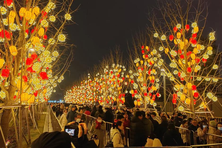 Millions of tourists celebrate New Year in Shanghai