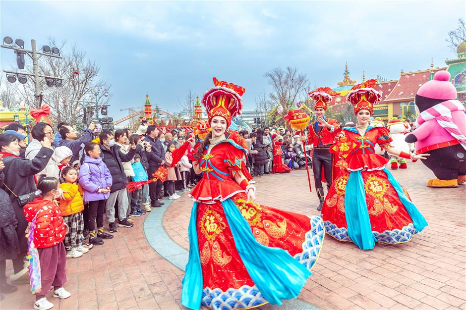 Millions of tourists celebrate New Year in Shanghai