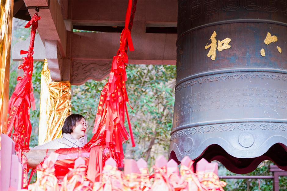 New Year's festivities begin at Liuhe Pagoda