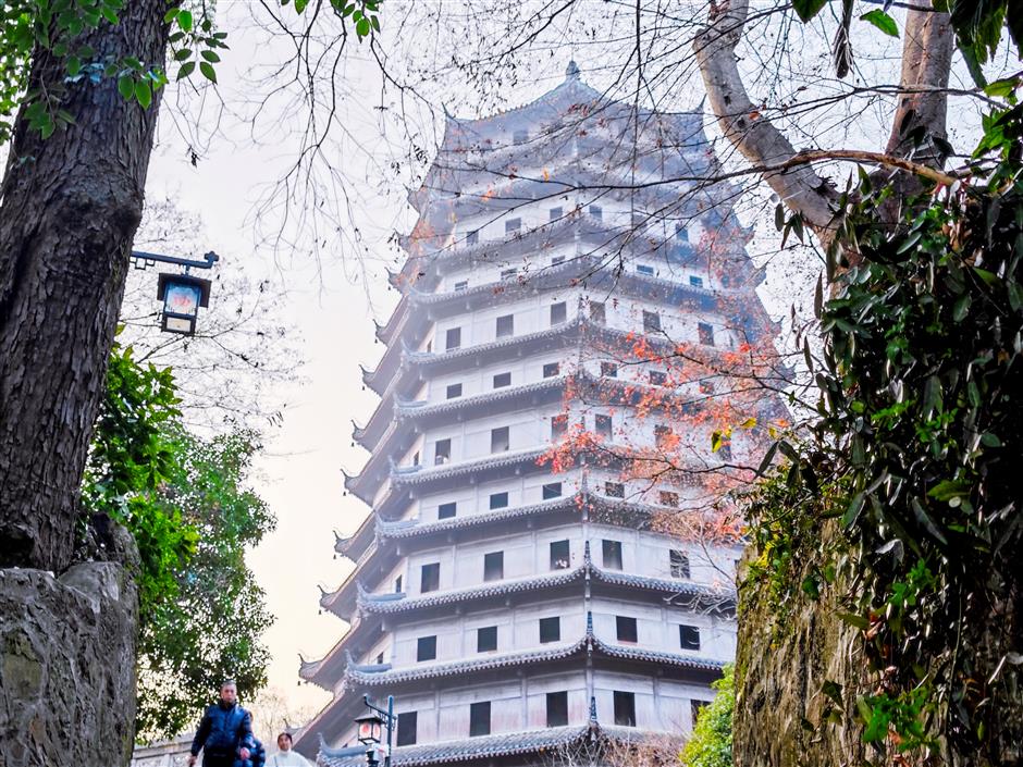 New Year's festivities begin at Liuhe Pagoda