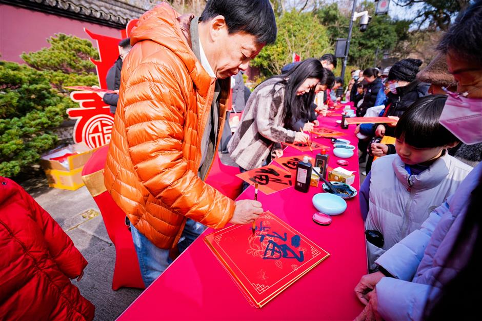 New Year's festivities begin at Liuhe Pagoda