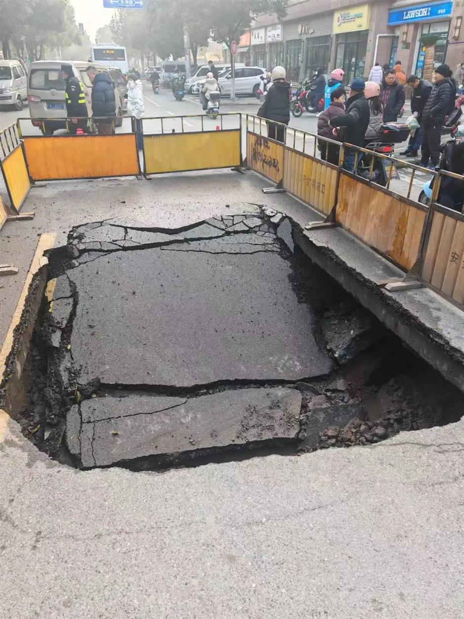 Section of road in Shanghai's Minhang crumbles, no casualties
