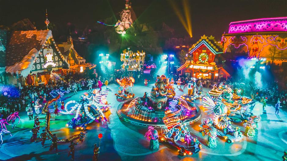 Millions of tourists celebrate New Year in Shanghai